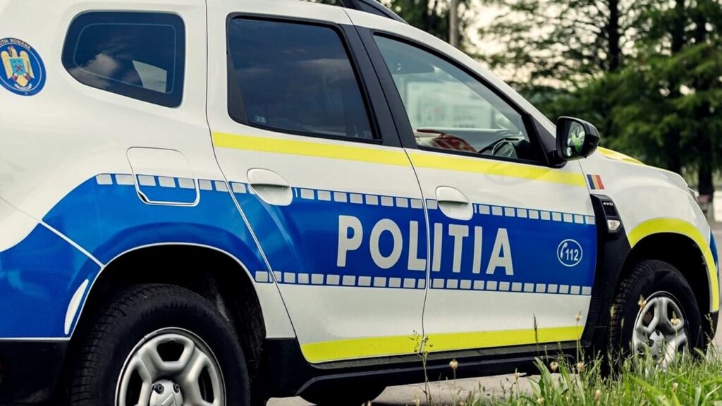 Autospecială de poliție, implicată într-un accident în Pitești! Vinovat, un șofer de 81 de ani