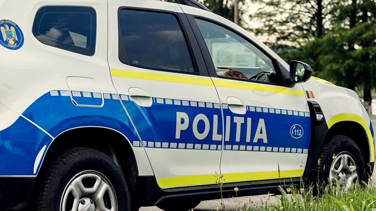 Autospecială de poliție, implicată într-un accident în Pitești! Vinovat, un șofer de 81 de ani