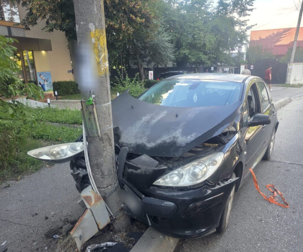 Băut la volan, a lovit un stâlp și o motocicletă parcată pe Aleea Spitalului din Pitești. Amendat a fost și proprietarul motociclului