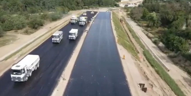 Asfaltarea a debutat pe Secțiunea 3 a Autostrăzii A1 Sibiu – Pitești!