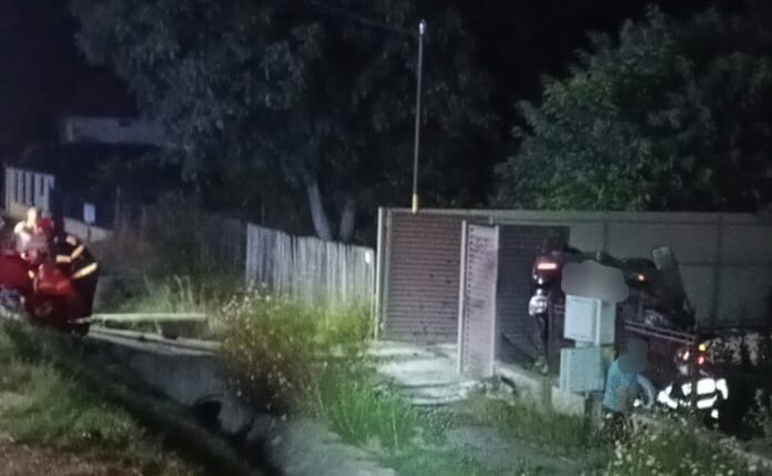 Accident grav la Schitu Golești! Doi tineri au ajuns la spital după ce s-au izbit cu mașina de un cap de pod