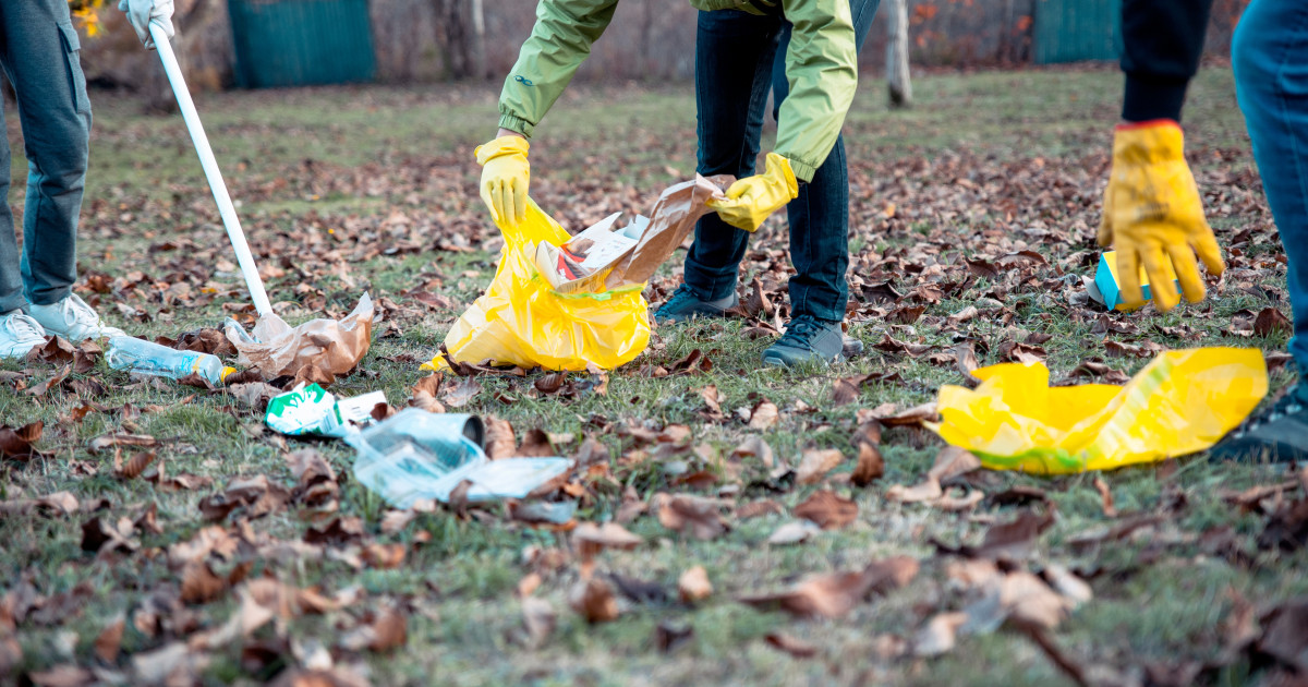 Sute de voluntari fac Piteștiul mai curat sâmbătă, în cadrul campaniei naționale de ecologizare 2026.