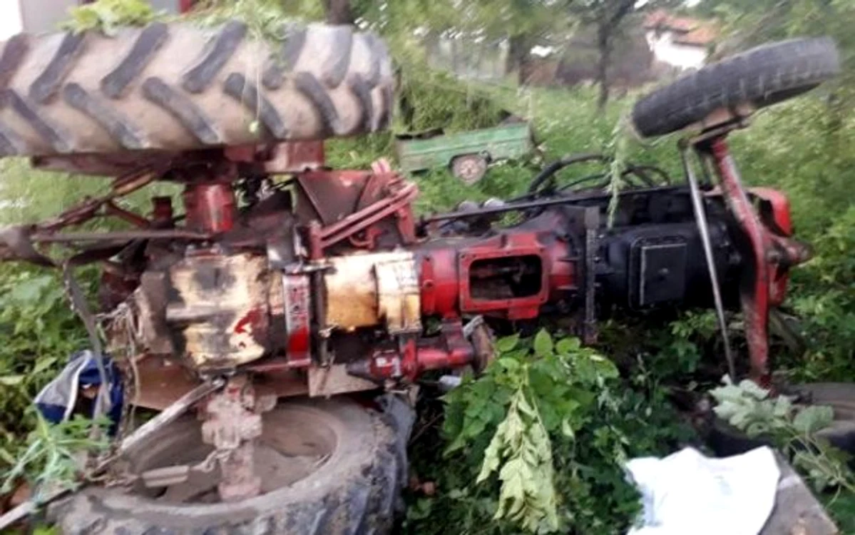 Accident în Hârtiești: Un tractor s-a răsturnat, un bărbat rănit