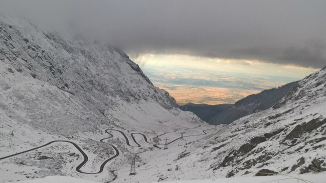 Debutul iernii pe Transfăgărășan: ninsori puternice la Bâlea Lac
