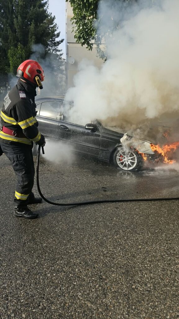 Două mașini cuprinse de flăcări la Curtea de Argeș din cauza unor defecțiuni electrice!
