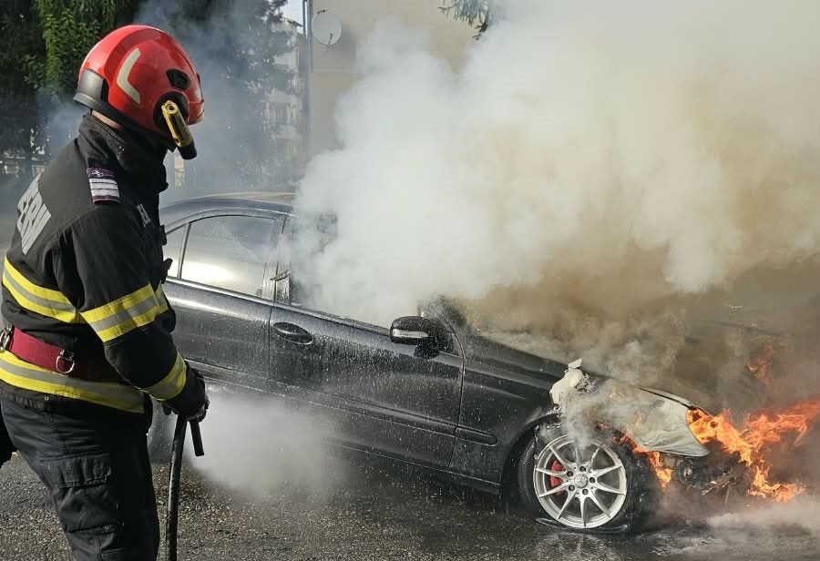 Defecțiuni electrice au provocat incendiul a două autoturisme în Curtea de Argeș.