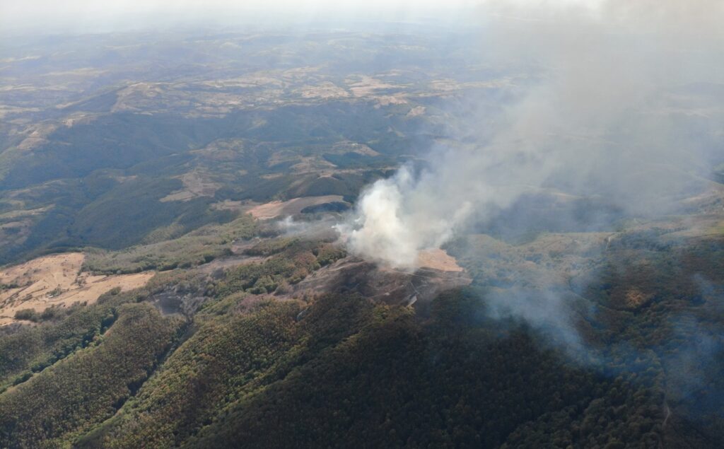 Incendii majore de pădure în Caraș-Severin și Vâlcea! Trei elicoptere Black Hawk și avioane Spartan intervin din aer în zonele montane greu accesibile