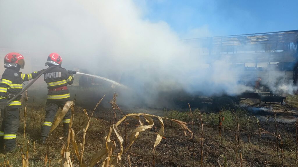 Incendiu violent la Călinești! Un autocamion încărcat cu stupi de albine a fost mistuit de flăcări