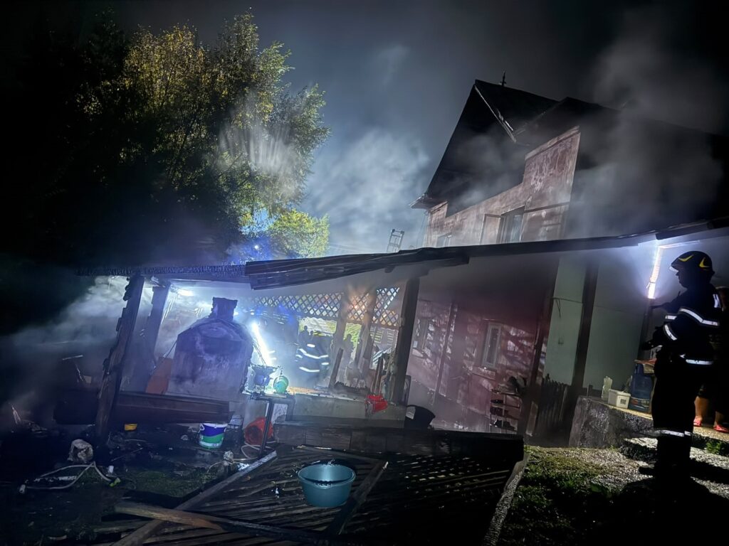 Incendiu violent în comuna Coșești! O anexă gospodărească de 60 mp a fost mistuită de flăcări, iar locuința alăturată a fost salvată în ultima clipă