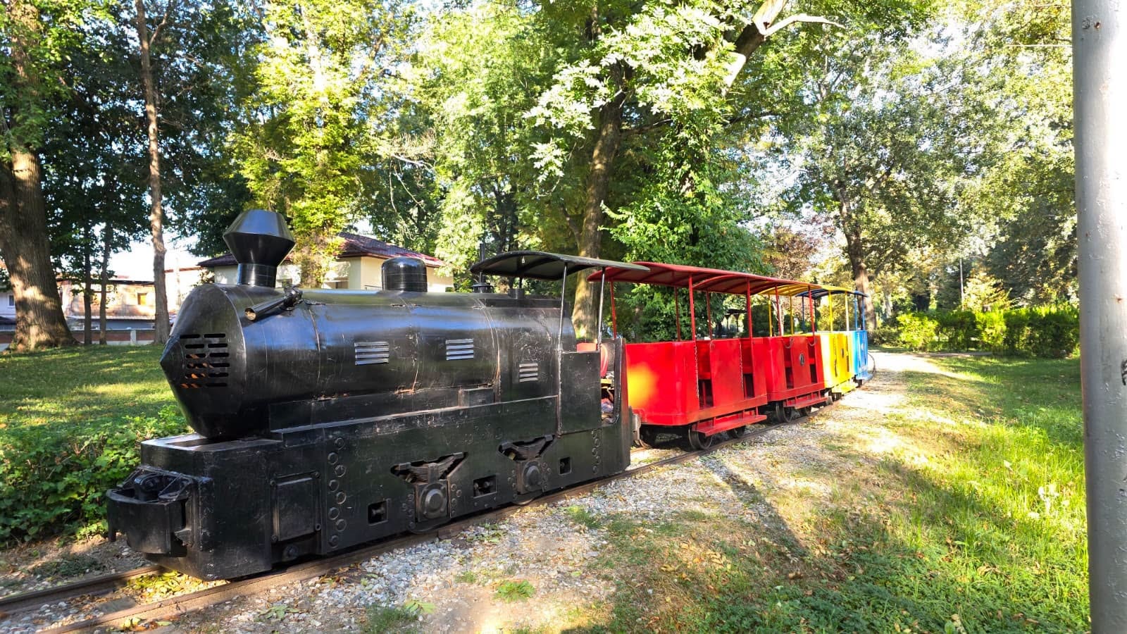 Ultima ocazie pentru plimbări cu trenulețul și barca la Parcul Ștrand Pitești! Sezonul de agrement se încheie pe 5 octombrie