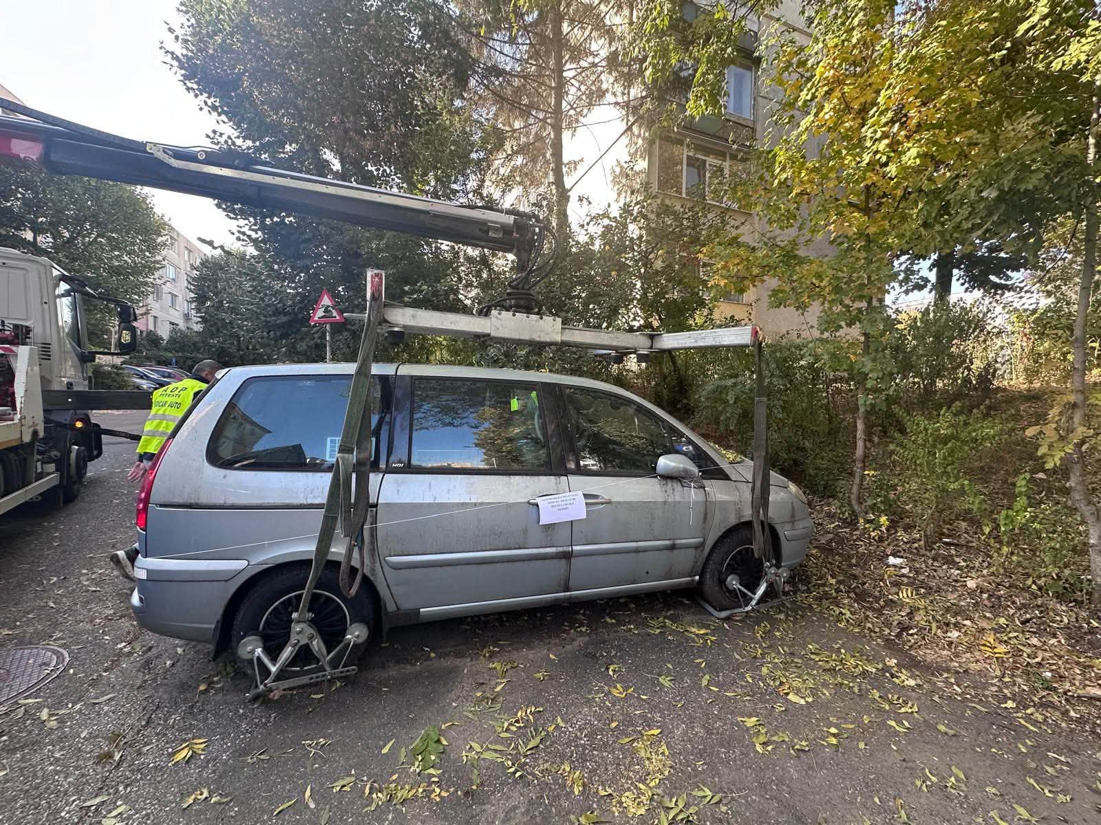 Pitești curăță domeniul public: Trei epave ridicate din centrul orașului și Trivale