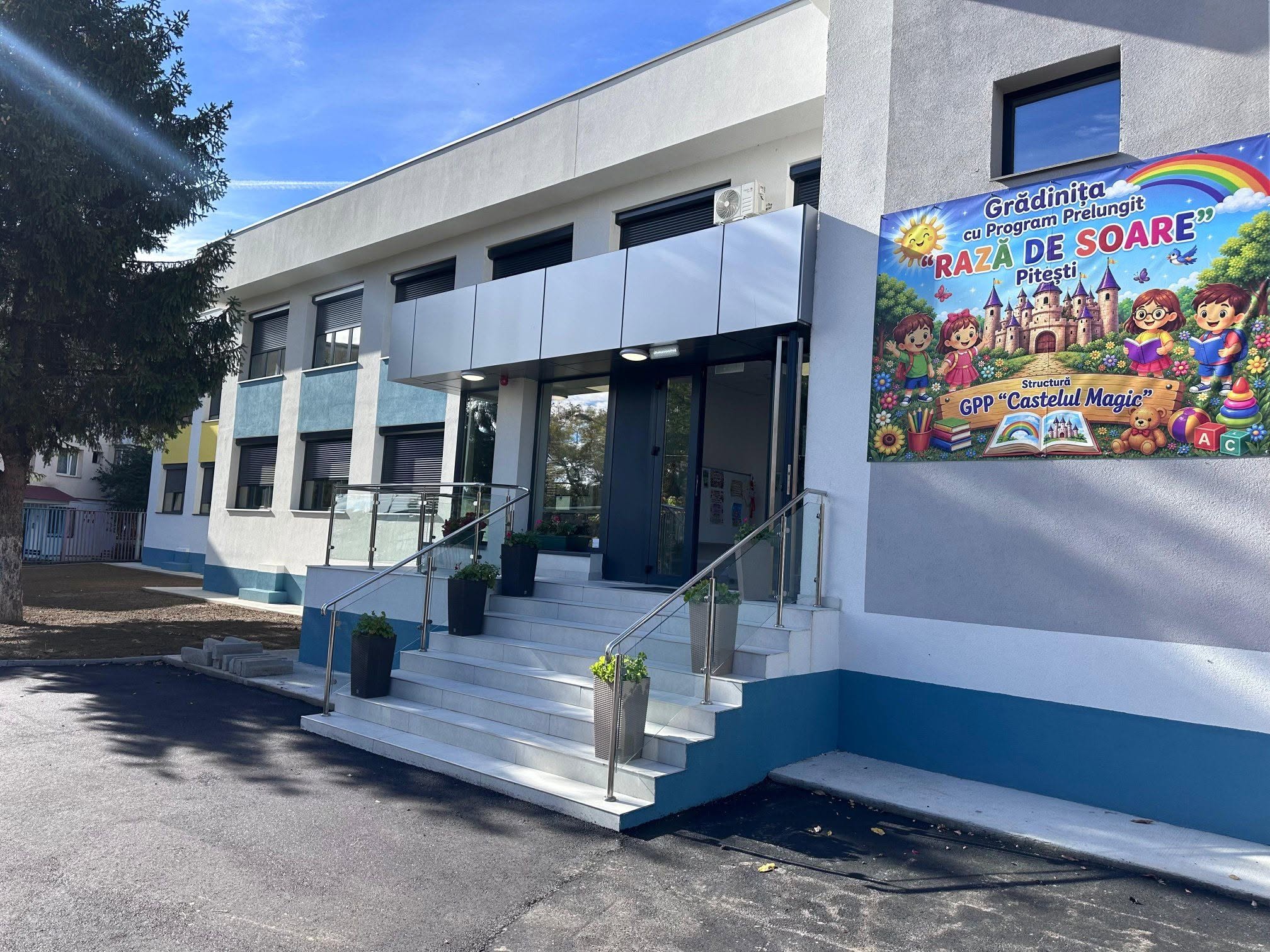 Curtea Creșei și Grădiniței „Castelul Magic” din Pitești, complet transformată.