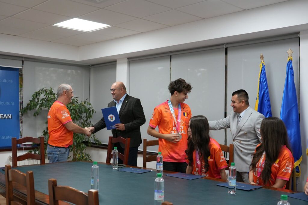 Elevii de la Colegiul „Brătianu” din Pitești, medaliați cu argint la un concurs mondial de robotică