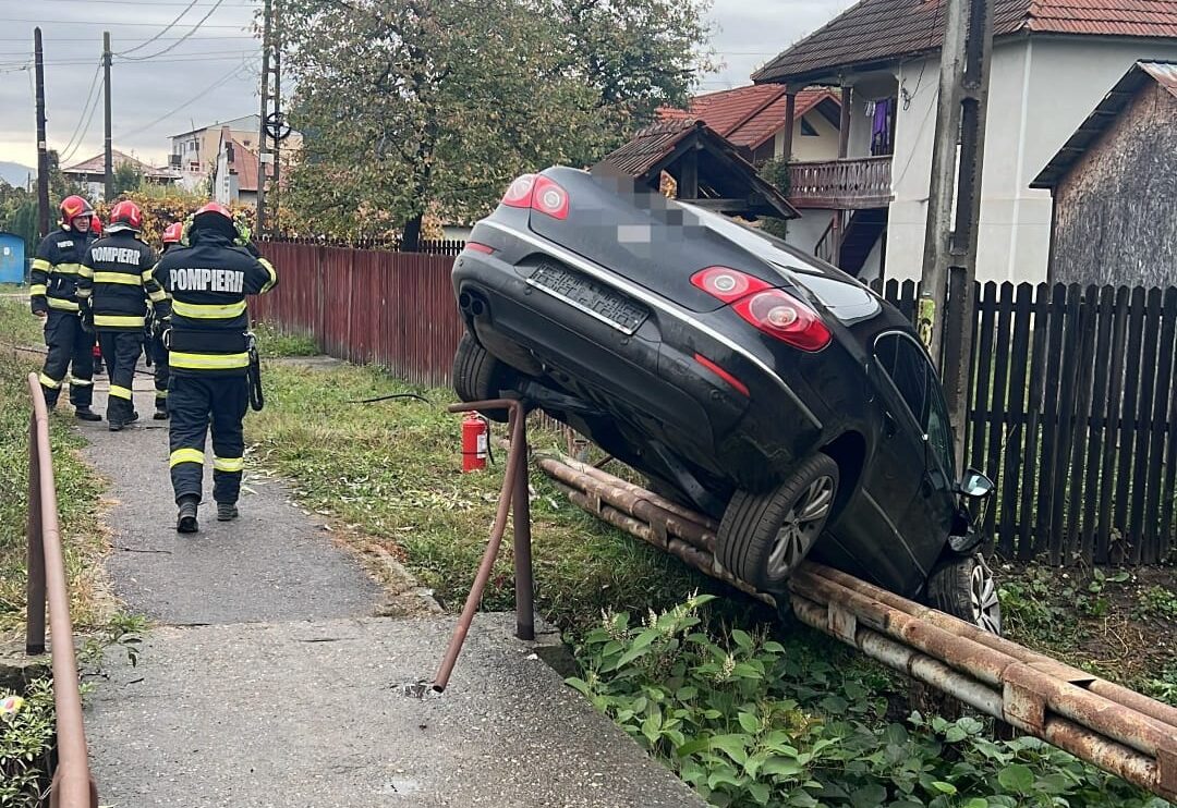 Accident grav la Stâlpeni: o mașină a intrat într-un parapet lângă poștă