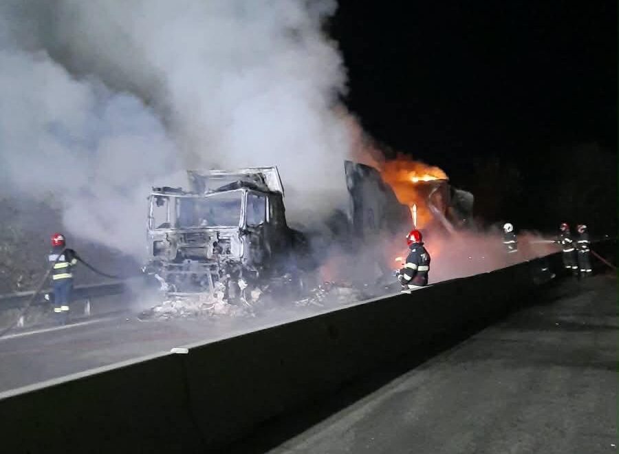 Circulație paralizată pe DN 7 la Morărești, din cauza unui TIR incendiat