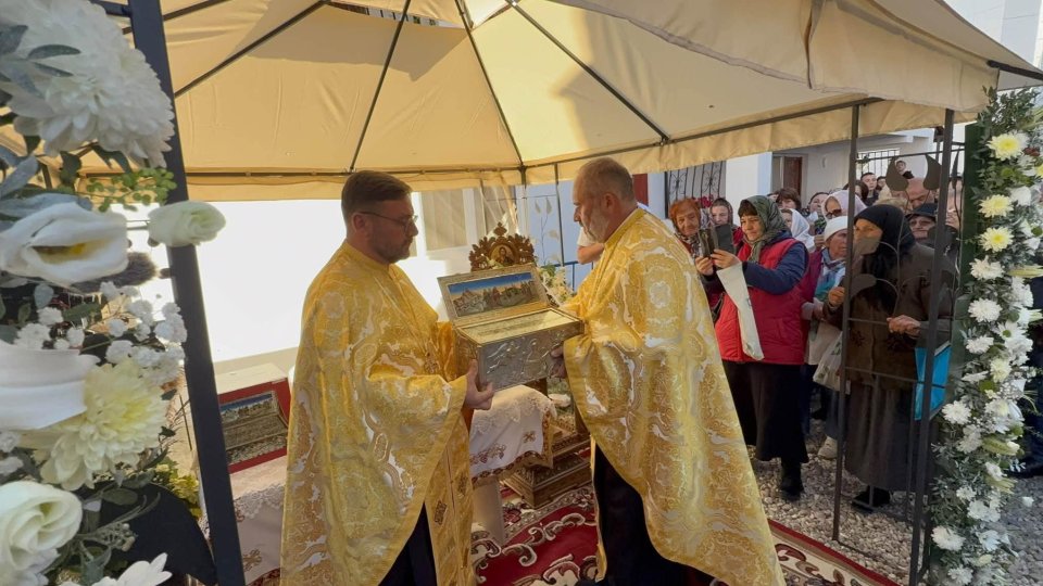 Brâul Maicii Domnului a sosit la Pitești din Grecia, atrăgând o mulțime impresionantă de credincioși la Biserica Spitalului Județean.