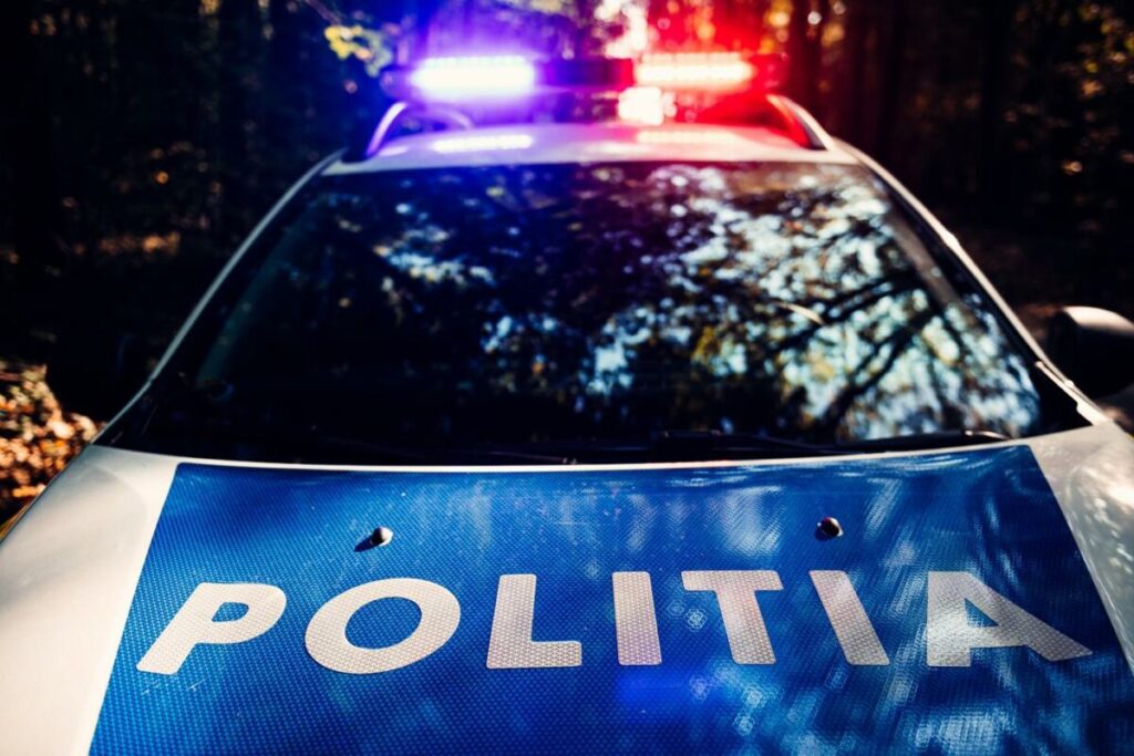 Tâlhărie ca în filme la Bascov! Trei indivizi mascați au jefuit un bărbat în propria locuință