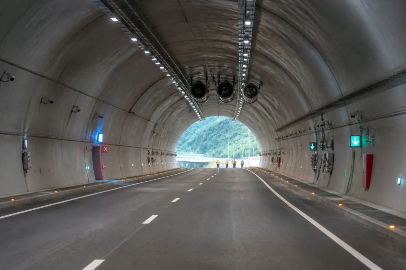 Autostrada Sibiu-Pitești: Aproape gata de drum, cu tunelul Momaia sub monitorizare de ultimă generație.